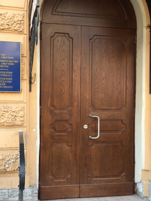 Противопожарная металлическая дверь с дубовой накладкой в АКБ «Алмазэргиэнбанк»