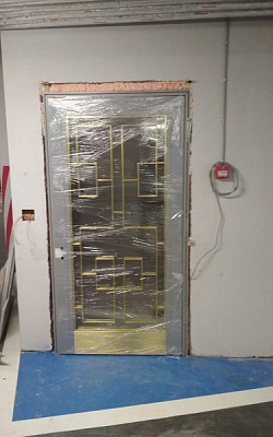готовая противопожарная дверь деревянная с максимальным остеклением EIW60 с установкой в Санкт-Петербурге