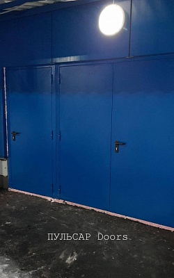готовая противопожарная дверь синего цвета с установкой в Санкт-Петербурге