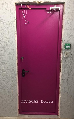 готовая противопожарная дверь розового цвета с установкой в Санкт-Петербурге