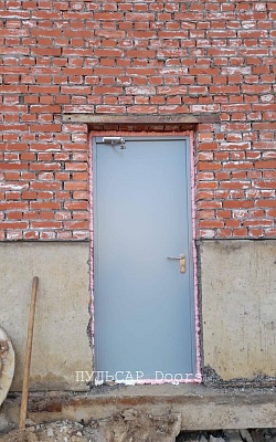 готовая противопожарная дверь светло-серого цвета с установкой в Санкт-Петербурге