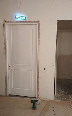 готовая противопожарная дверь деревянная белая с установкой в Санкт-Петербурге