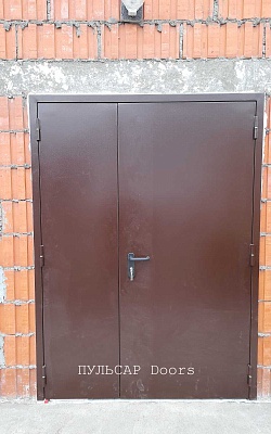 готовая противопожарная дверь двустворчатая коричневая с установкой в Санкт-Петербурге