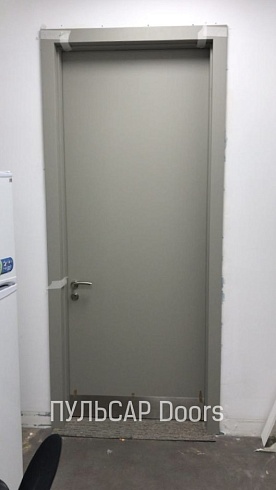 Входная дверь из массива сосны с отделкой эмалью серая