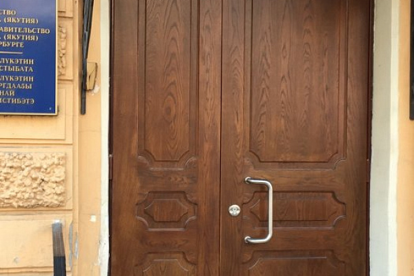 Противопожарная металлическая дверь с дубовой накладкой в АКБ «Алмазэргиэнбанк»