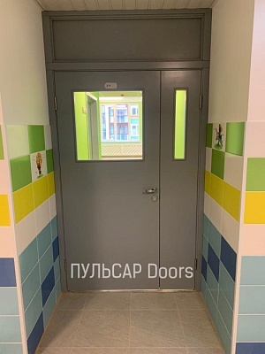 Дверь из массива сосны премиум-класса двустворчатая со стеклом серого цвета