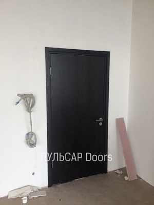 Входная деревянная дверь премиум-класса из массива дуба в черном цвете