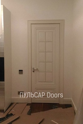 Входная деревянная дверь люкс с багетом белая