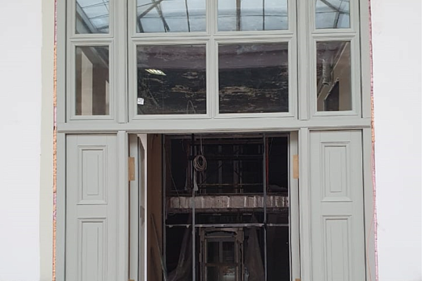 Установка и изготовление деревянной перегородки с двухстворчатой дверью и фрамугой EIWS60 на Почтампской