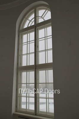 Деревянное окно премиум класса из массива лиственницы, стеклопакет 32 мм