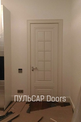 Входная деревянная дверь люкс с багетом белая