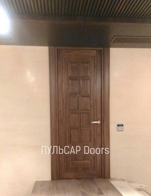 Дверь входная деревянная одностворчатая с отделкой патиной темная