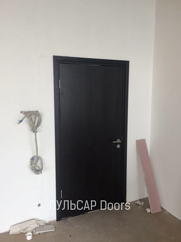 Входная деревянная дверь премиум-класса из массива дуба в черном цвете